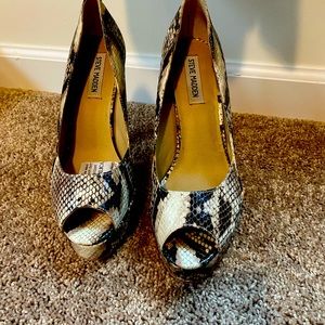 Steve Madden size 9.5 snake skin open toe heel.